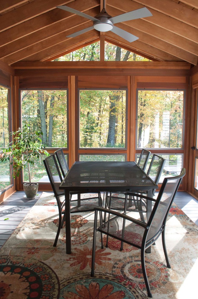 Cette photo montre un porche d'entrée de maison arrière tendance de taille moyenne avec une moustiquaire, une terrasse en bois et une extension de toiture.