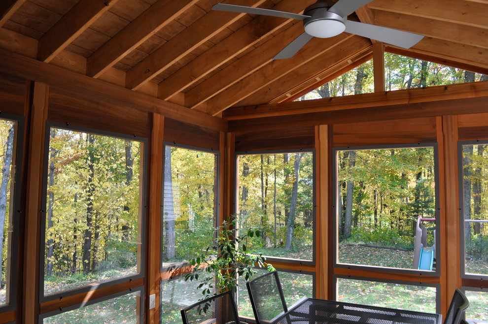 Inspiration pour un porche d'entrée de maison arrière design de taille moyenne avec une moustiquaire, une terrasse en bois et une extension de toiture.