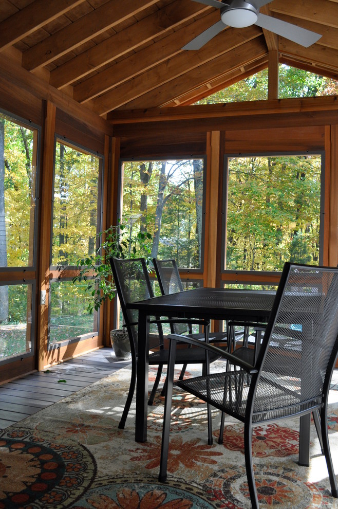 Cette image montre un porche d'entrée de maison arrière design de taille moyenne avec une moustiquaire, une terrasse en bois et une extension de toiture.