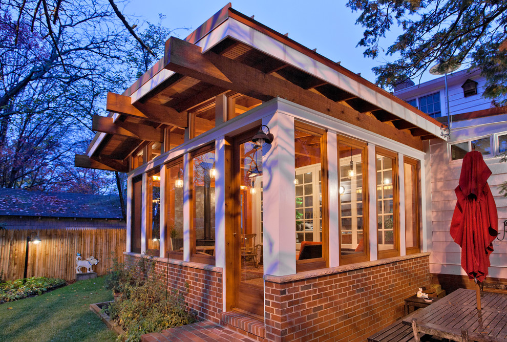 Esempio di un portico stile americano dietro casa con pavimentazioni in mattoni e un tetto a sbalzo