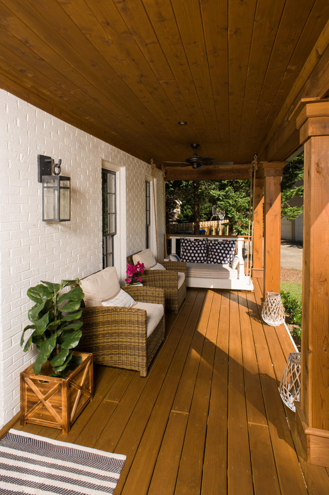 Exempel på en klassisk veranda framför huset, med trädäck och takförlängning