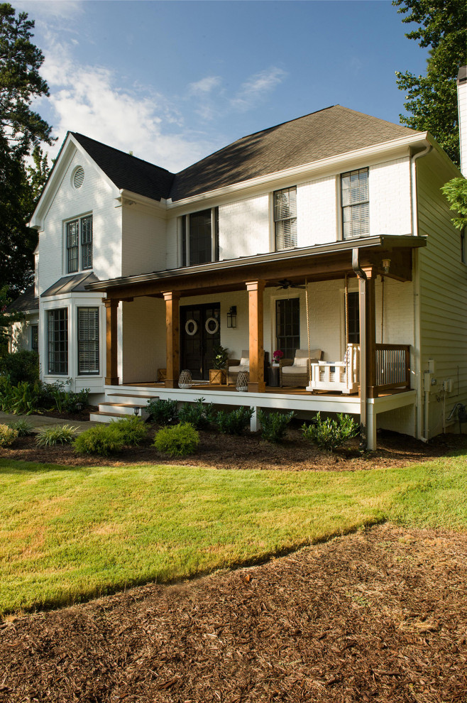 Immagine di un portico classico davanti casa con pedane e un tetto a sbalzo