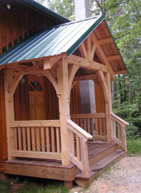 Immagine di un piccolo portico tradizionale davanti casa con un tetto a sbalzo