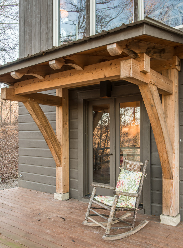 Cette photo montre un porche d'entrée de maison arrière montagne de taille moyenne avec une terrasse en bois et une extension de toiture.