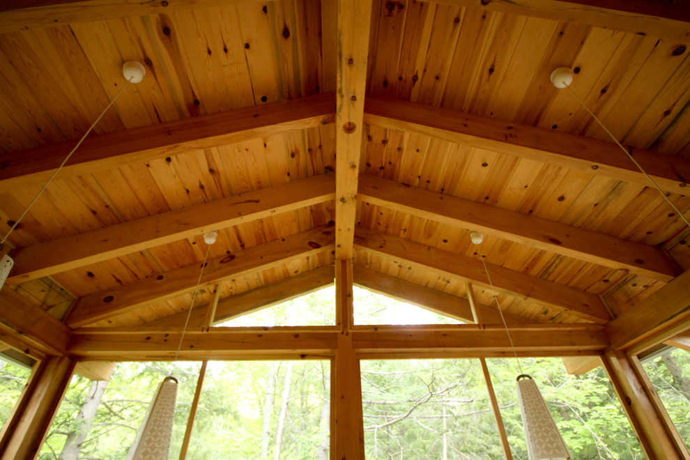 Exemple d'un porche d'entrée de maison latéral craftsman de taille moyenne avec une extension de toiture.