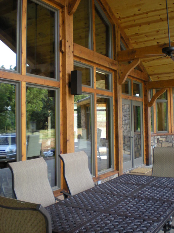 Inspiration för mycket stora rustika verandor på baksidan av huset, med utekök, betongplatta och takförlängning