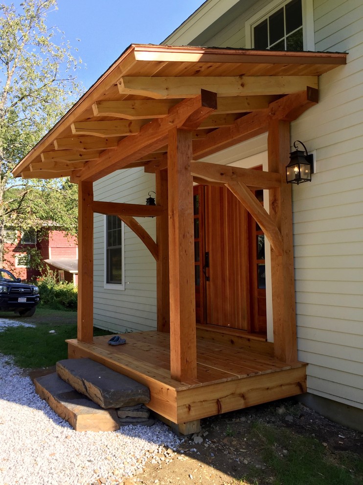 Réalisation d'un petit porche d'entrée de maison avant craftsman avec une terrasse en bois.