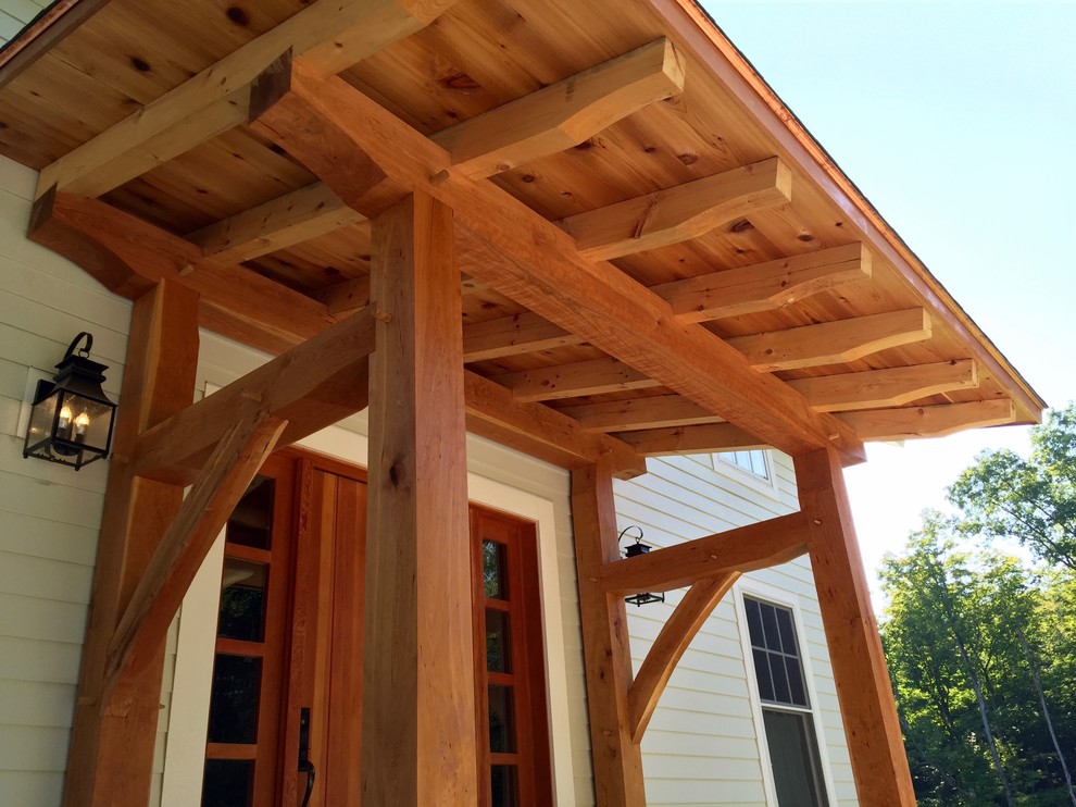 Cette photo montre un petit porche d'entrée de maison avant craftsman avec une terrasse en bois.