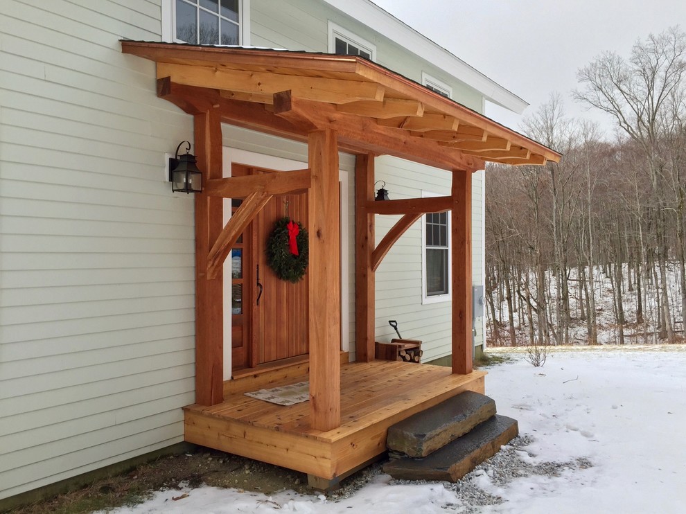 Inspiration pour un petit porche d'entrée de maison avant craftsman avec une terrasse en bois.