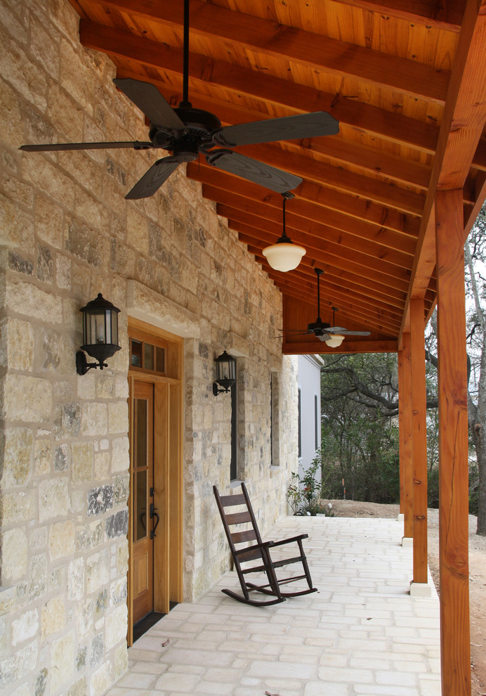 Cette photo montre un porche d'entrée de maison chic avec une extension de toiture.