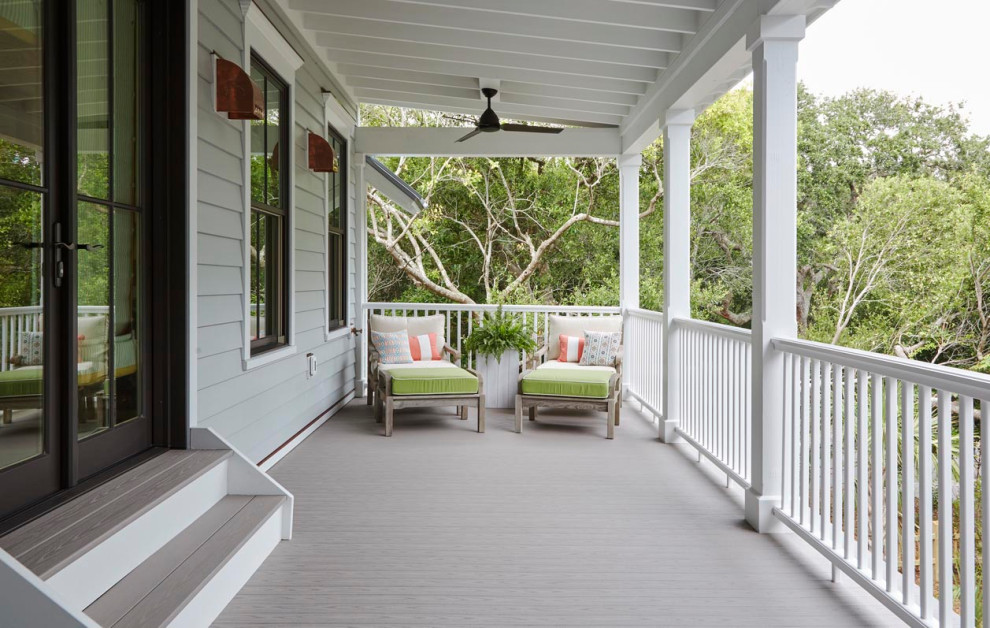 Exemple d'un porche d'entrée de maison arrière bord de mer de taille moyenne avec une extension de toiture.