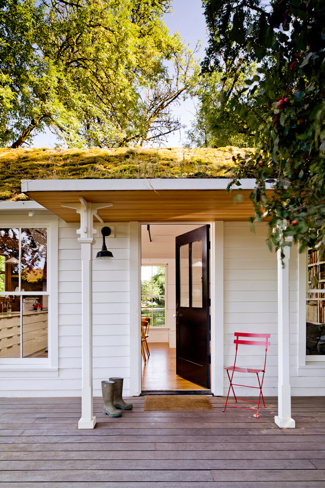 Cette image montre un porche d'entrée de maison avant rustique.