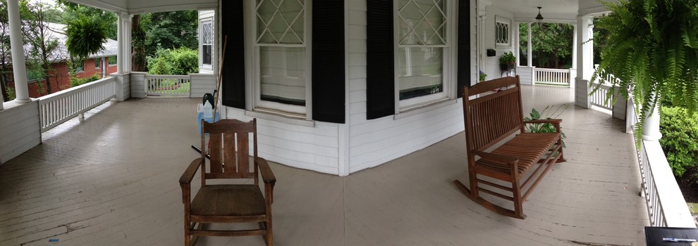 Klassisk inredning av en mellanstor veranda framför huset, med takförlängning