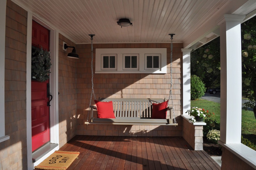 Idéer för att renovera en vintage veranda framför huset, med takförlängning
