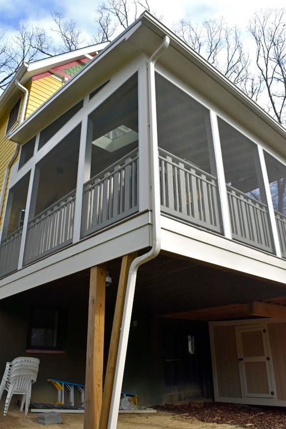 Foto di un portico chic di medie dimensioni e dietro casa con un portico chiuso, pedane e un tetto a sbalzo