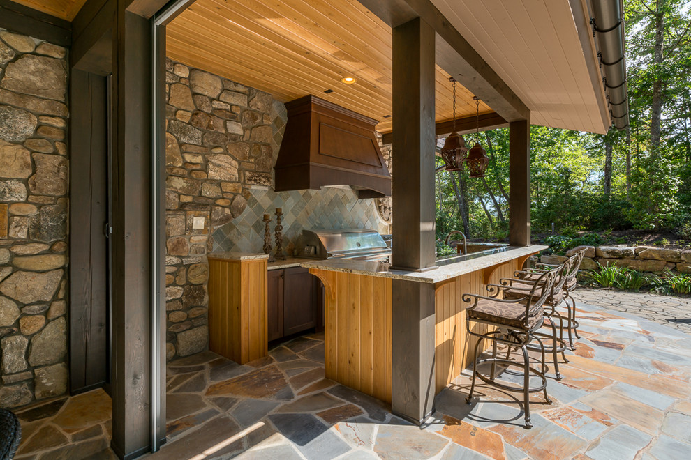Cette image montre un porche d'entrée de maison arrière traditionnel avec une extension de toiture.