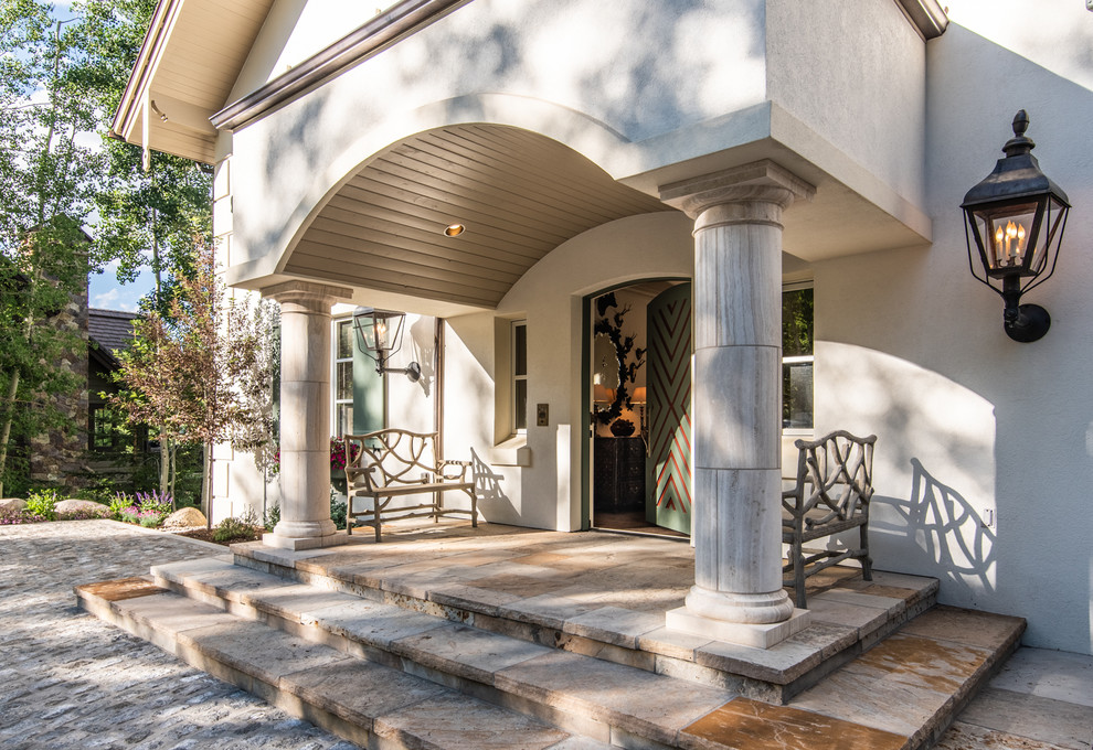 Aménagement d'un grand porche d'entrée de maison avant victorien avec des pavés en pierre naturelle et une extension de toiture.