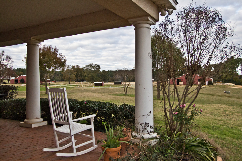 Photo of a farmhouse veranda in Houston.