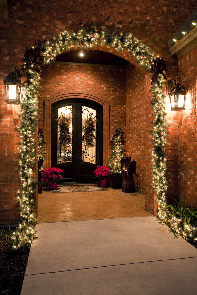 Design ideas for a traditional front veranda in Austin with feature lighting.