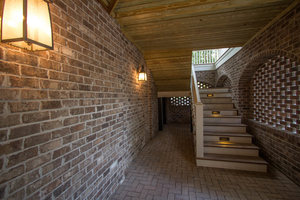 Immagine di un portico chic dietro casa con pavimentazioni in mattoni