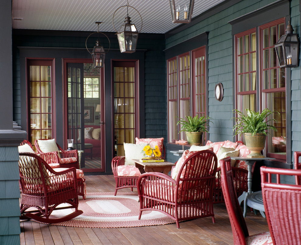 Foto på en vintage veranda, med trädäck och takförlängning