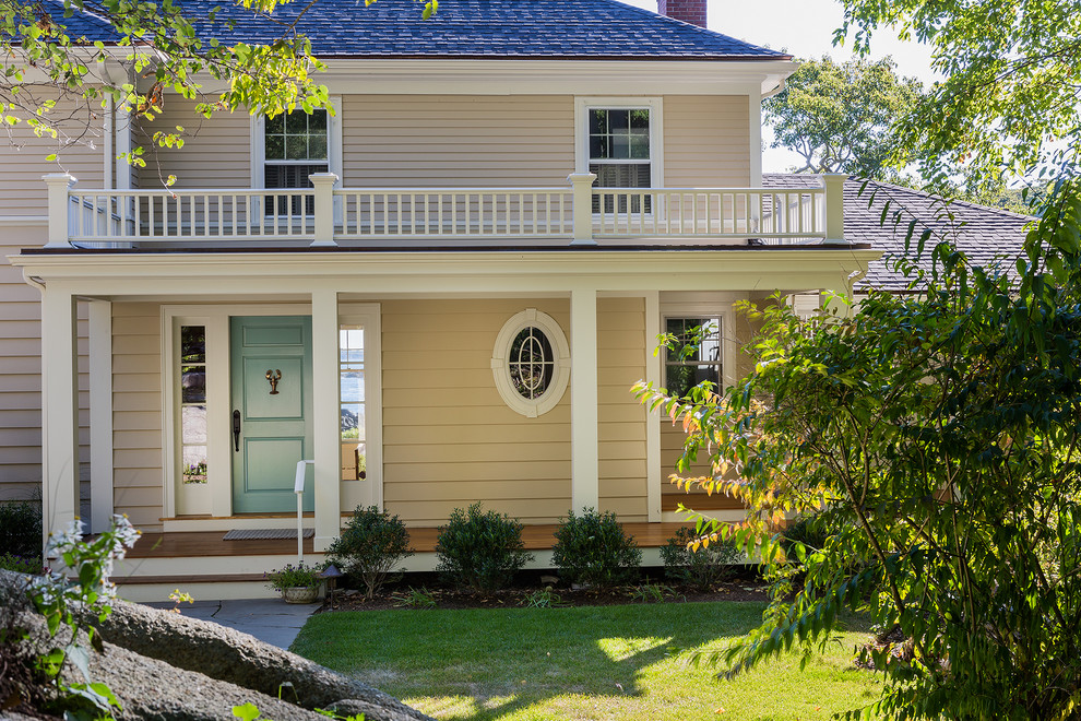 Exempel på en mellanstor klassisk veranda framför huset, med trädäck och takförlängning