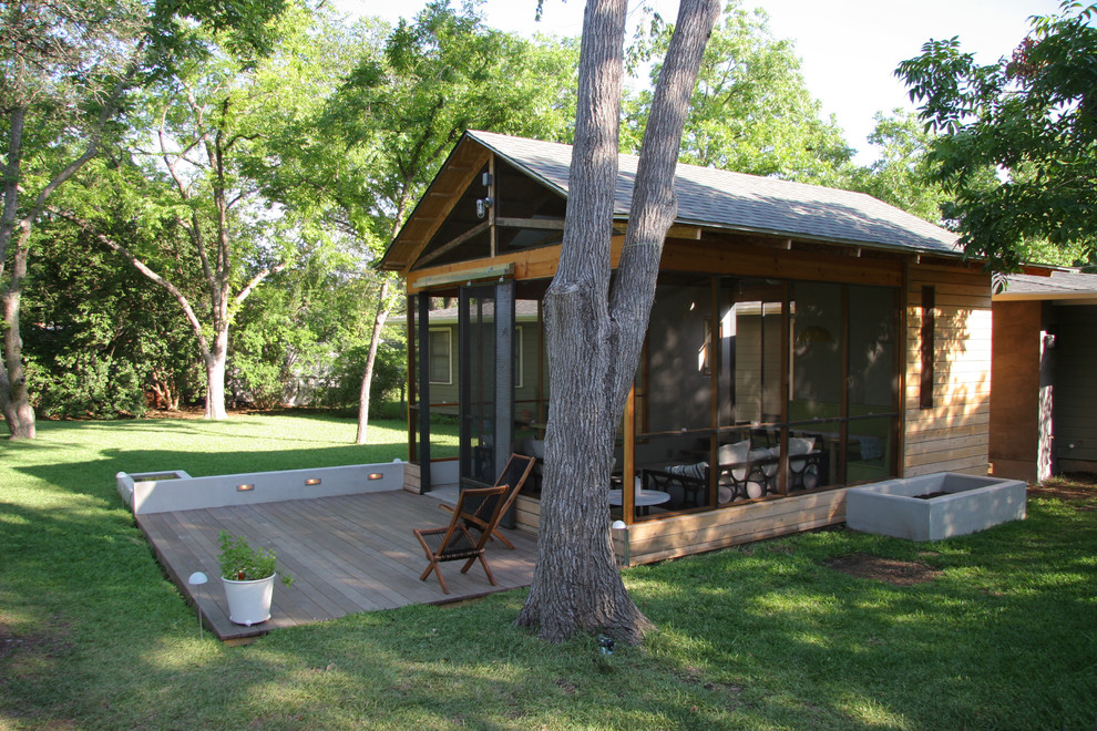 Cette image montre un porche d'entrée de maison traditionnel avec une extension de toiture et une moustiquaire.
