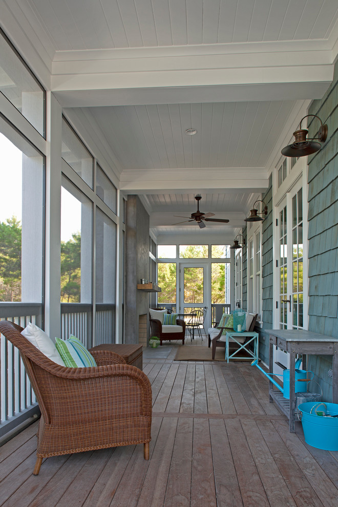 Aménagement d'un porche d'entrée de maison classique avec une terrasse en bois, une extension de toiture, tous types de couvertures et une moustiquaire.