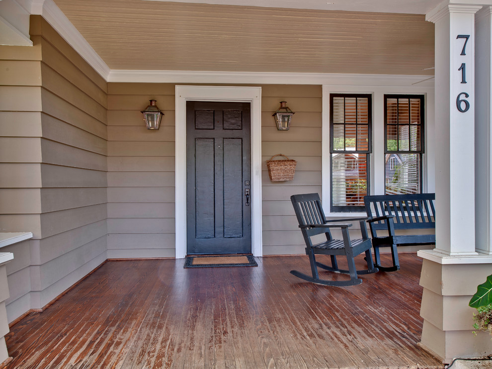 Exemple d'un porche d'entrée de maison chic avec une terrasse en bois et une extension de toiture.