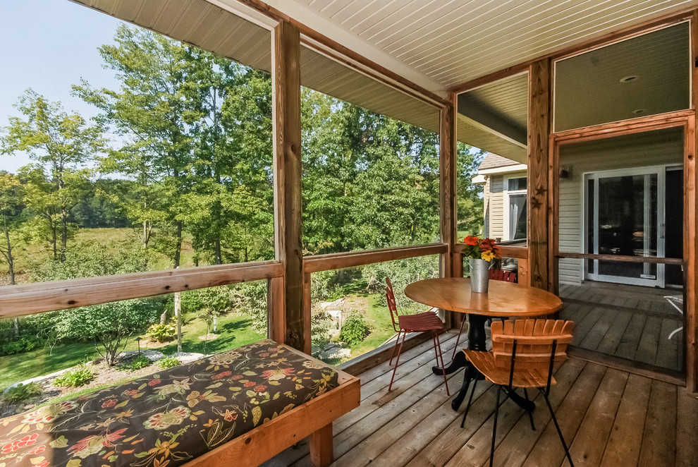 Idée de décoration pour un porche d'entrée de maison arrière tradition avec une terrasse en bois et tous types de couvertures.