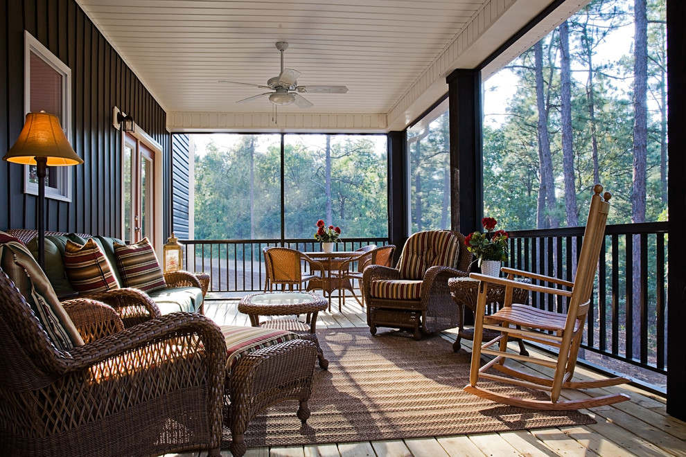 Cette image montre un porche d'entrée de maison traditionnel avec une terrasse en bois et une extension de toiture.