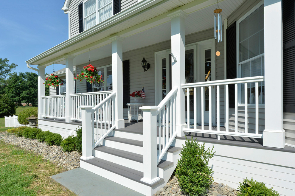 Idée de décoration pour un porche d'entrée de maison avant tradition de taille moyenne avec une extension de toiture.