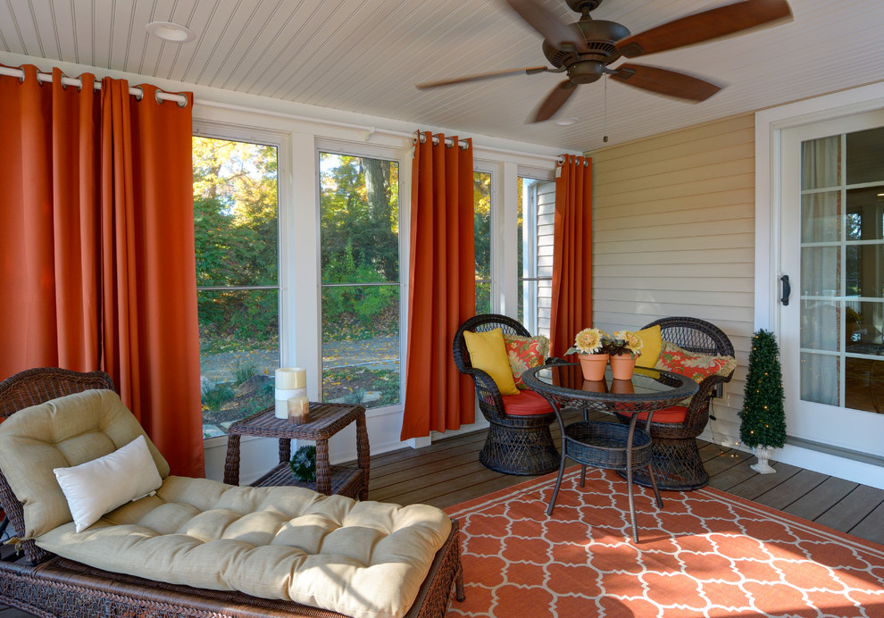 Idéer för att renovera en vintage veranda, med trädäck och takförlängning