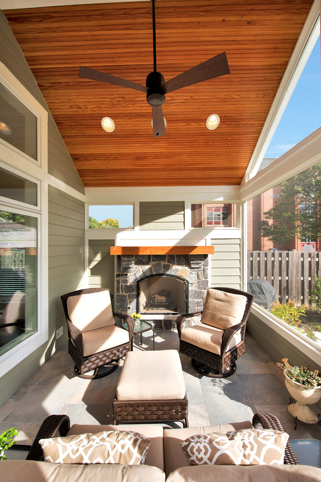 Inspiration pour un porche d'entrée de maison arrière traditionnel de taille moyenne avec une moustiquaire, du carrelage et une extension de toiture.