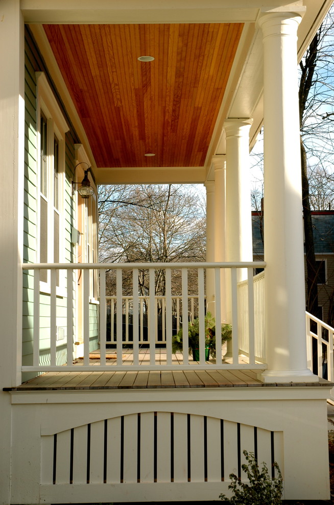 Foto di un portico classico di medie dimensioni e davanti casa con pavimentazioni in pietra naturale e un tetto a sbalzo