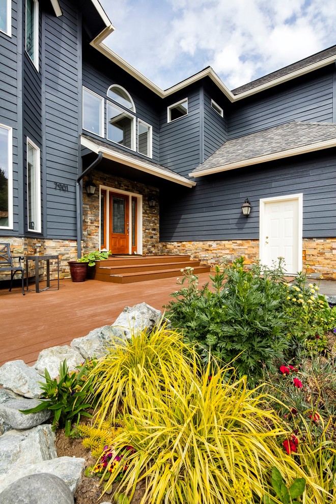 Imagen de terraza de estilo americano extra grande en patio delantero y anexo de casas con huerto