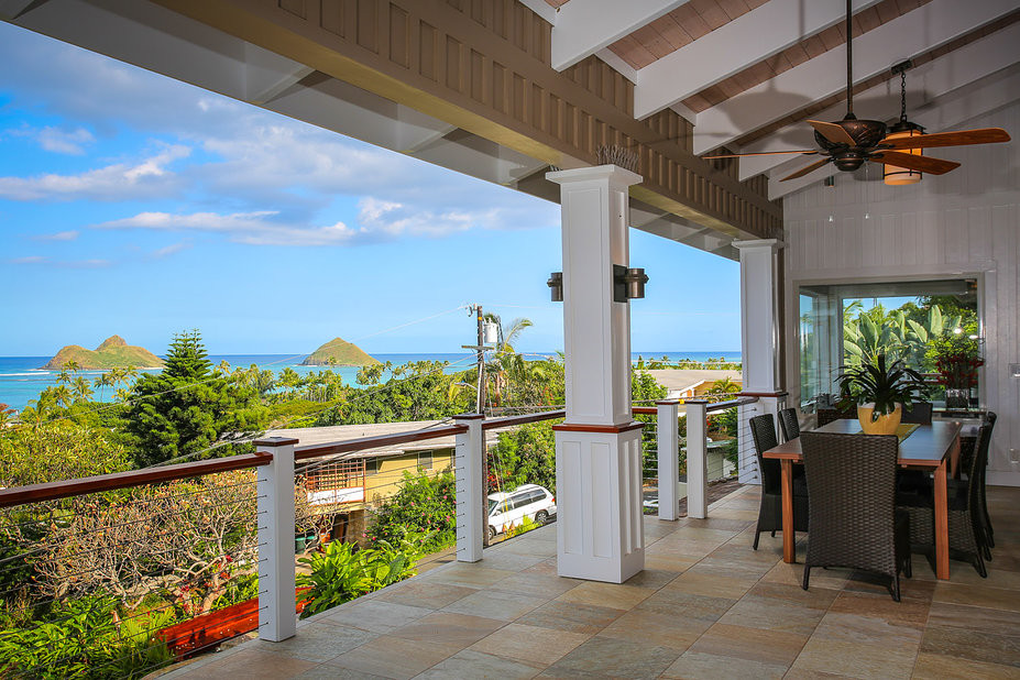 Bild på en stor tropisk veranda, med kakelplattor och takförlängning