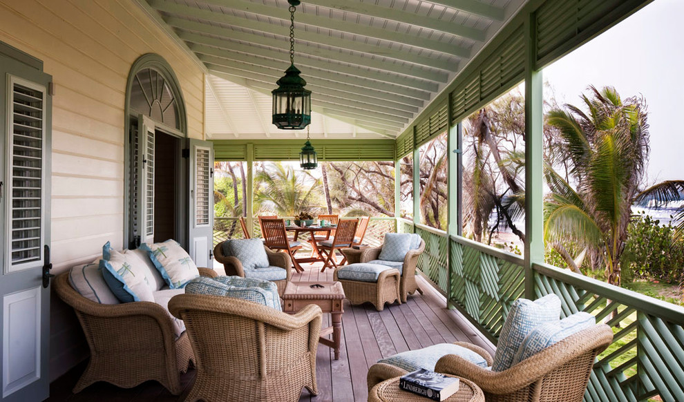Foto de terraza tropical en anexo de casas con entablado