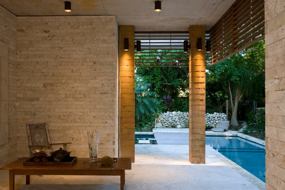 Inspiration för en tropisk veranda, med trädäck