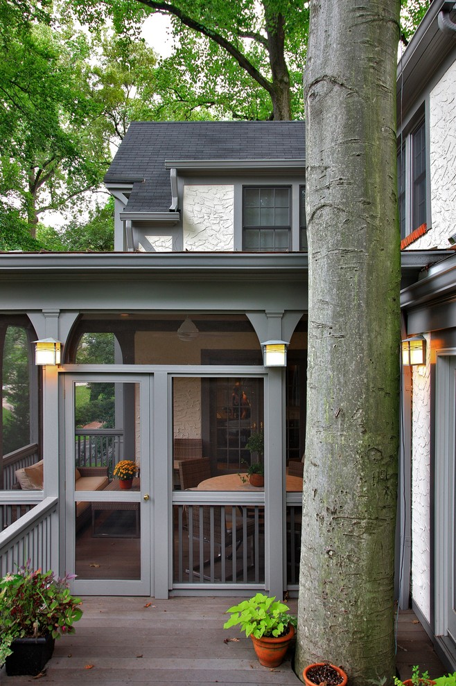 Bild på en vintage innätad veranda, med trädäck