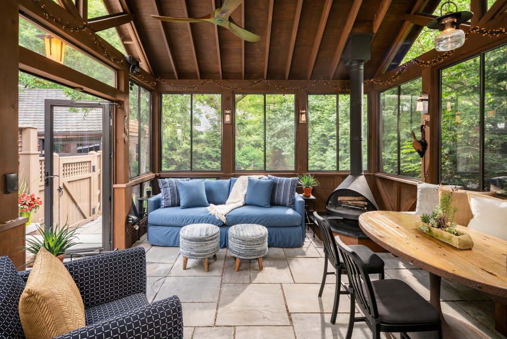 Cette image montre un petit porche d'entrée de maison arrière traditionnel avec une moustiquaire, une terrasse en bois et une extension de toiture.