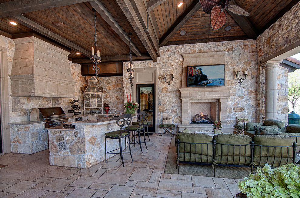 Aménagement d'une grande terrasse arrière méditerranéenne avec une cuisine d'été, du carrelage et une extension de toiture.