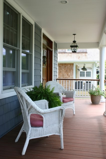 Imagen de terraza clásica de tamaño medio en patio delantero y anexo de casas con entablado