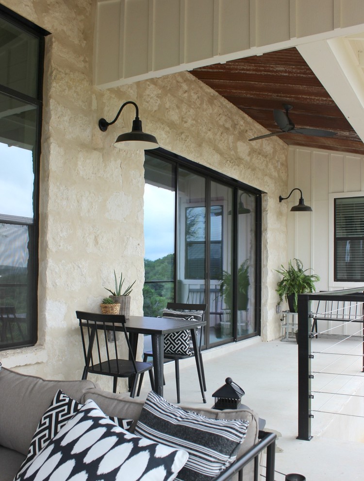 Стильный дизайн: веранда на заднем дворе в стиле кантри с покрытием из бетонных плит и навесом - последний тренд