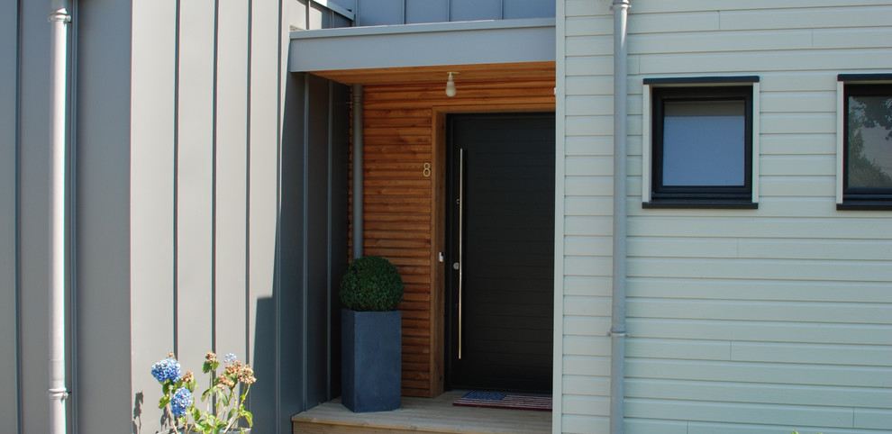 Cette image montre un porche d'entrée de maison design.