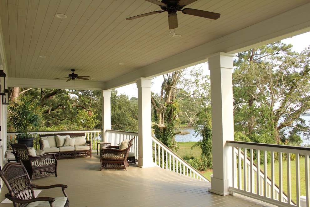 Exemple d'un porche d'entrée de maison arrière avec un point d'eau, une terrasse en bois et une extension de toiture.