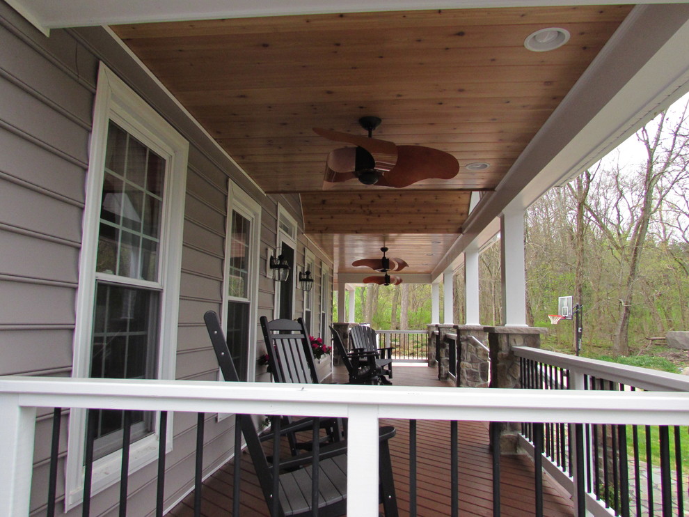 Inspiration pour un porche d'entrée de maison avant traditionnel de taille moyenne avec une extension de toiture.