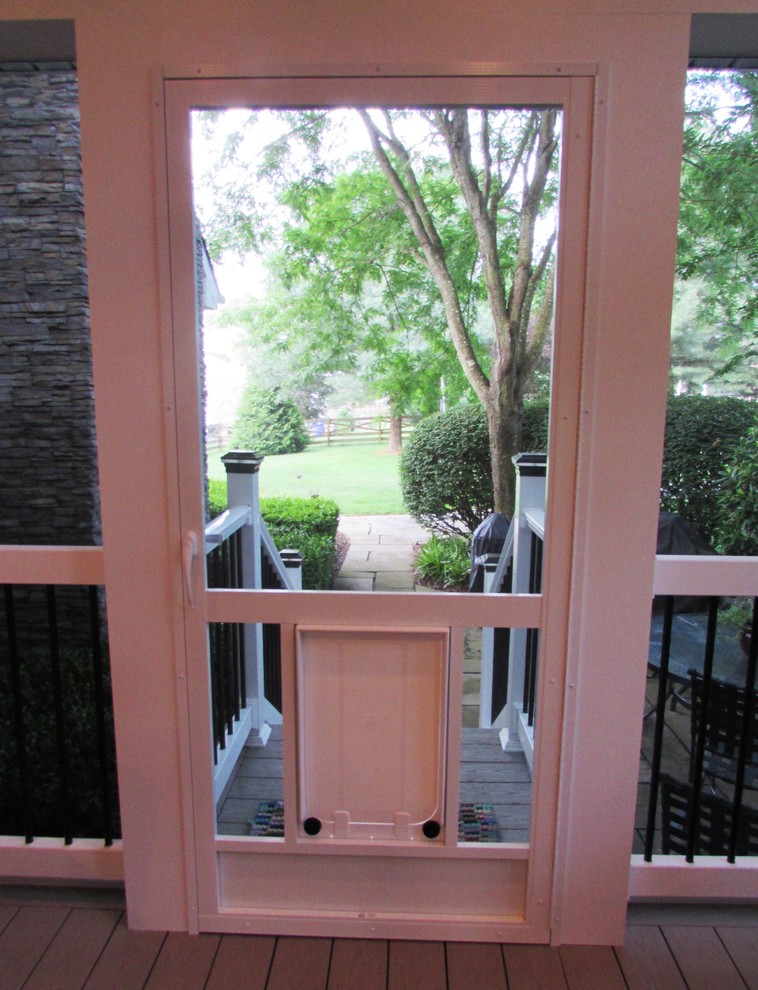 Imagen de porche cerrado clásico renovado de tamaño medio en patio trasero y anexo de casas