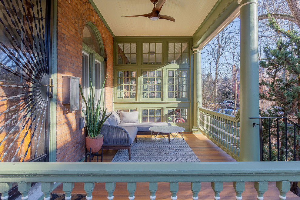 Imagen de terraza moderna pequeña en patio delantero y anexo de casas con entablado