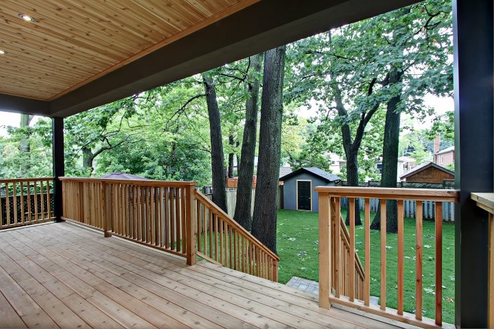 Photo of a contemporary veranda in Toronto.